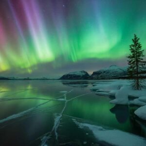 Free Northern Lights Stock Photos – Aurora over Frozen Lake (CC0)